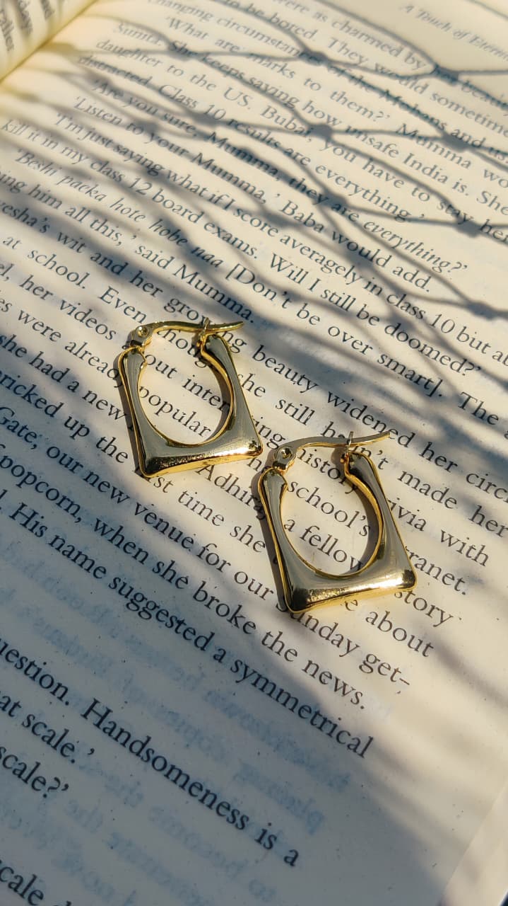 Hug hoop earrings